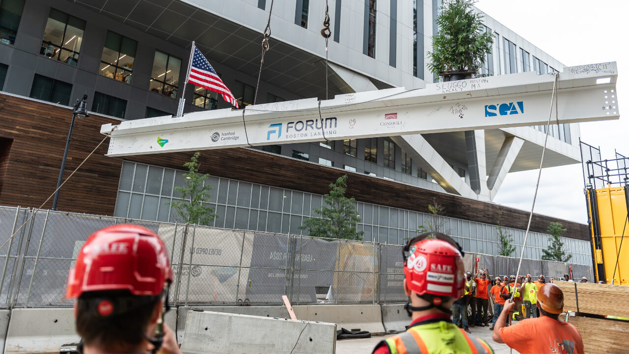 Lendlease et Ivanhoé Cambridge achèvent la construction structurelle de FORUM, un immeuble axé sur les sciences de la vie à Boston